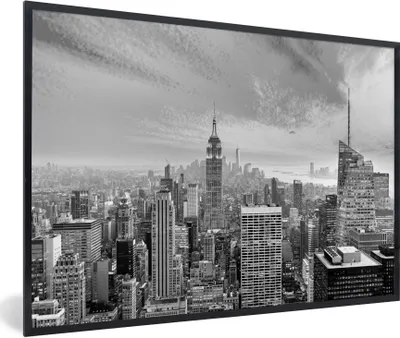 Produktbild von MuchoWow® Gerahmtes Poster New Yorker Skyline bei Sonnenuntergang - schwarz und weiß 60x40 cm - Poster mit Schwarzem Bilderrahmen Wandposter Rahmen Foto Bilder - Printing - Wanddeko Schlafzimmer