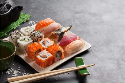 Produktbild von Wallario selbstklebendes Poster - Sushi-Menü mit grünem Tee, Größe: 61 x 91,50 cm
