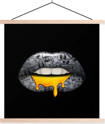 Produktbild von MuchoWow® Textilposter Lippen - Geld - Schwarz und Weiß 40x40 cm mit holzfarbenen Rahmen - Posterleiste