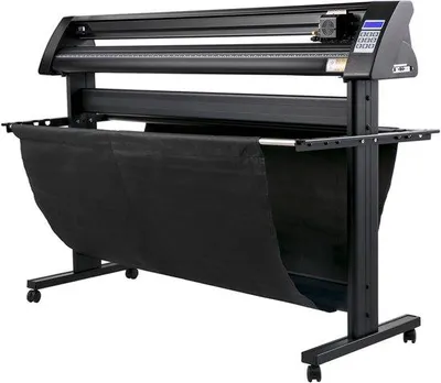 Immagine prodotto di Plotter per taglio di vinile, modello 1350mm, con schermo LED, semiautomatico, dotato di sensore ottico integrato, compatibile con software Windows, completo di base di supporto