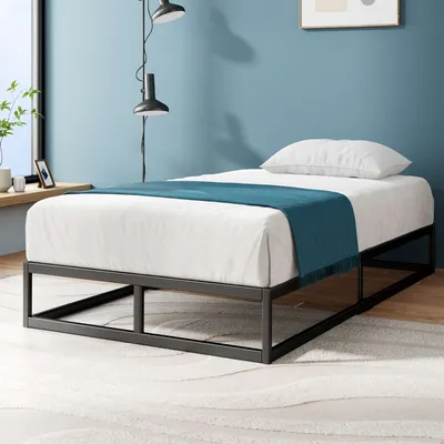 Modernes Einzelbett mit stabilem Metallrahmen und praktischer Stauraumhöhe.

