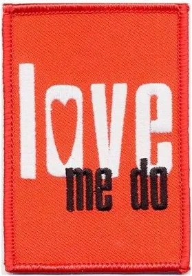 Produktbild von The Beatles - Aufnäher zum Aufbügeln "Love Me Do", gewebter Stoff RO11891 (Einheitsgröße) (Rot/Weiß/Schwarz)