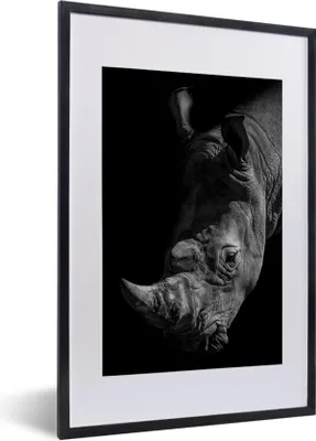 Produktbild von MuchoWow® MuchoWow® Gerahmtes Poster Nahaufnahme eines Nashorns auf schwarzem Hintergrund 40x60 cm - Poster mit zchwarzem Bilderrahmen - Poster in Rahmen