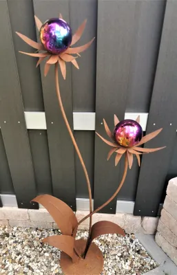 Produktbild von Skulptur Blume Milano Corten 120 cm mit Kugel in rainbow poliert mit Standfuß Edelstahl Cortenstahl Dekoration Garten