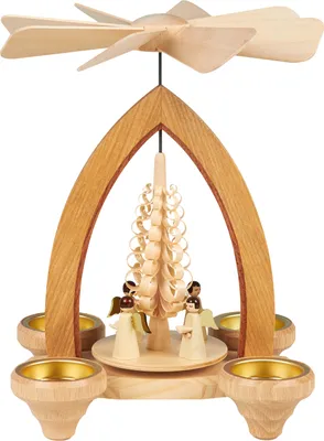 Das Bild zeigt eine hölzerne Weihnachtspyramide mit vier Kerzenhaltern und drei Engel-Figuren die um einen zentralen Baum angeordnet sind und von einem Propeller aus Holz gekrönt werden