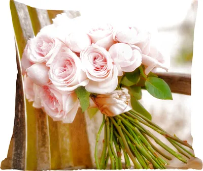 Produktbild von MuchoWow® Zierkissen Sofakissen Wohnzimmer Dekokissen 60x60 cm Ein Blumenstrauß aus rosa Rosen auf einer Holzbank - Sitzfläche - Foto Polster