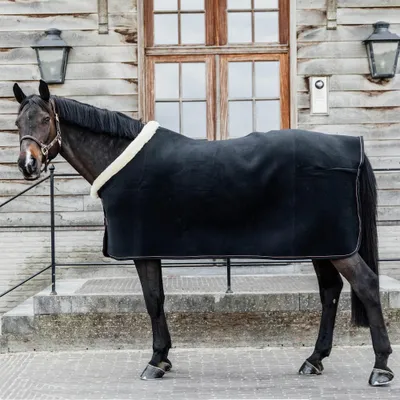 Produktbild von Kentucky Horsewear Abschwitzdecke Fleece Show Heavy Fellkragen Schwarz 125