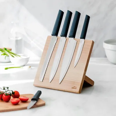 Productafbeelding van Magnetische messenhouder voor messen, set van 5 messen, ergonomische antisliphandgrepen, roestvrij staal, 100% stabiele oppervlakte van beukenhout, afmetingen 21 x 22,5 cm - Keukenaccessoires - Snijden