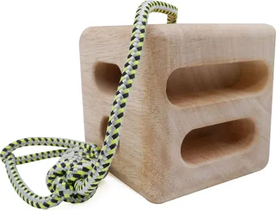 Holz-Trainingsblock "Cube" von YY Vertical mit zwei Grifföffnungen und einer Schnur.