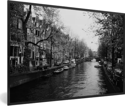 Produktbild von MuchoWow® Gerahmtes Poster Amsterdam-Kanal - Schwarz - Weiß 30x20 cm - Poster mit Schwarzem Bilderrahmen Wandposter Rahmen Foto Bilder - Kunstdruck - Bild-Poster