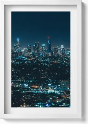 Produktbild von Großes beleuchtetes Stadtpanorama bei Nacht– Wandbild mit Rahmen – Gerahmtes Bild  – Wanddekoration – 40x60 cm – Weiß