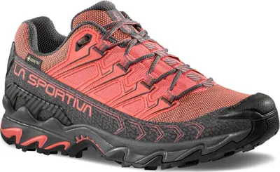 Wanderschuh für Damen; Modell "Ultra Raptor II Woman Gtx" von La Sportiva in Rot und Grau; mit griffiger Sohle.