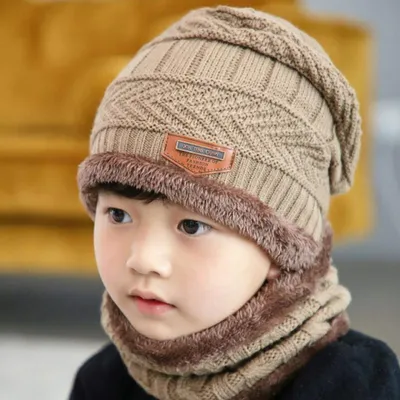 Produktbild von Kindermütze und Schal-Set aus Samt für den Winter