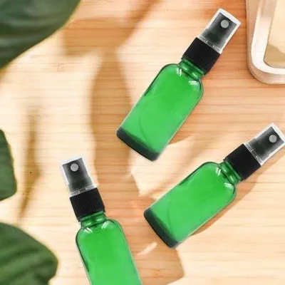 Produktbild von Ätherische Oel-Flakons für Schönheit und Wellness - Set mit 12 Reise-Minipulverdosen 30 ml - Grüne Gläser