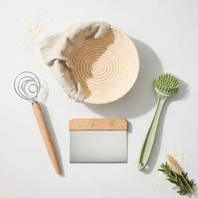 Produktbild von Gärkorb Set 25 cm Rund – Brot Gärkörbchen aus natürlichem Rattan mit Leinentuch, Teigschaber, Teigrührer & Bürste – Brotback Zubehör