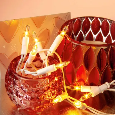 Produktbild von Mini Lichterkette innen 10 weiße Lichter, beleuchtet 1,35m, Kabel weiß, Stecker