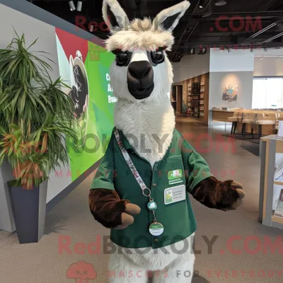 Produktbild von Maskottchenfigur REDBROKOLY eines waldgrünen Lamas mit Button-Up-Hemd und Ohrringen