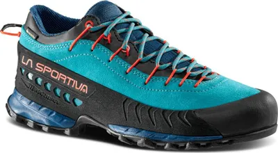 La Sportiva TX4 Woman Gtx Zustiegsschuh in Türkis mit roten Schnürsenkeln und schwarzer Sohle.