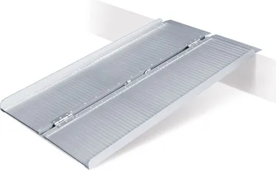 Produktbild von Alu-Auffahrrampe, klappbar, Länge 1200 mm, BxH 700 x 35 mm, geklappt 360 mm breit, Tragkraft 270 kg
