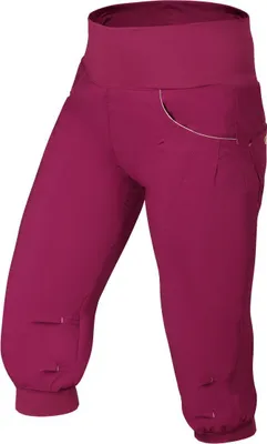 NOYA SHORTS für Frauen von Ocun in kräftigem Magenta; ideal für Klettern und Bouldern; mit elastischem Bund und Taschen.