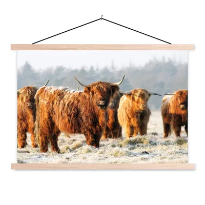 Produktbild von MuchoWow® Textilposter Schottische Highlander - Schnee - Wald 60x40 cm mit holzfarbenen Rahmen - Bilder