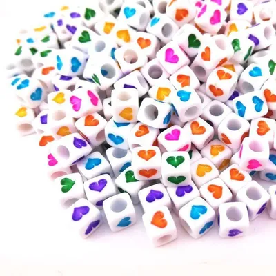 Produktbild von Buchstaben Perlen, 250 Stück, 6x6 mm, weiß mit bunten Herzen, eckig, Herz Mix