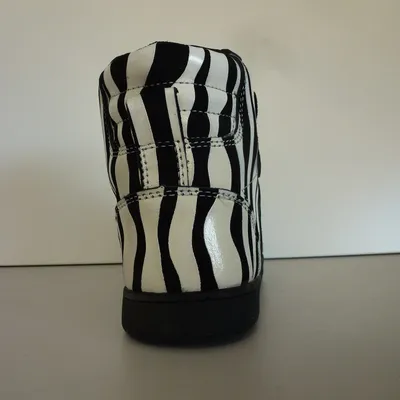 Produktbild von HUMMEL STADIL ZEBRA JUNIOR - THW Kiel Sonderedition - UNISEX SNEAKER FÜR KINDER black/withe 38