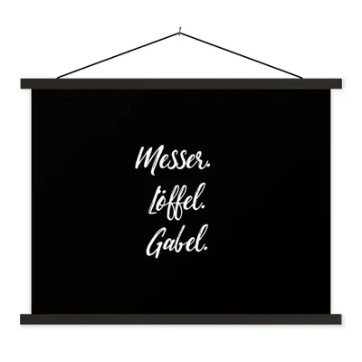 Produktbild von MuchoWow® Textilposter Zitate - Kochen - Sprichwörter - Messer. Löffel. Gabel - Besteck 60x45 cm mit schwarzem Rahmen - Poster Schlafzimmer