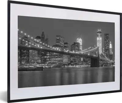 Produktbild von MuchoWow® MuchoWow® Gerahmtes Poster Brooklyn-Brücke - Schwarz - Weiß - Licht 60x40 cm - Poster mit zchwarzem Bilderrahmen - Schlafzimmer - Plakat in Rahmen - Drucken