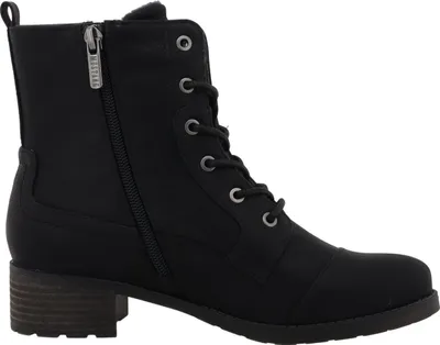 Das Bild zeigt einen schwarzen Stiefel der von der Seite betrachtet wird. Der Stiefel besitzt eine durchgehende Sohle und ein schlichtes Design.