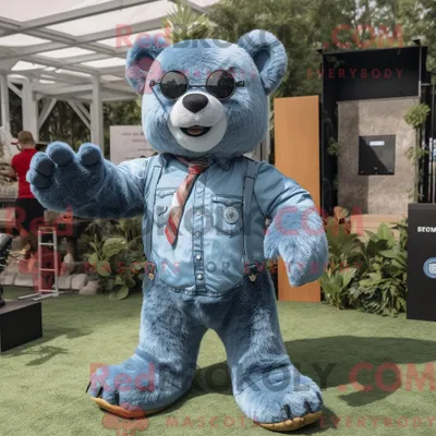 Produktbild von Maskottchenfigur REDBROKOLY eines himmelblauen Bären mit Jeanshemd und Krawatte