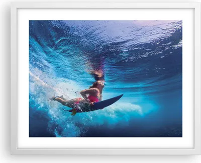 Produktbild von Gerahmtes Poster - Weißer Rahmen - Surfen Frau Unterwasser - 50x40 cm - Wand Bild - Wanddeko - Wandbilder - Kunstposter - Wandposter - Bilderrahmen - Bilder - Kunstdruck - Wandbild - P2WAA50x40-4274