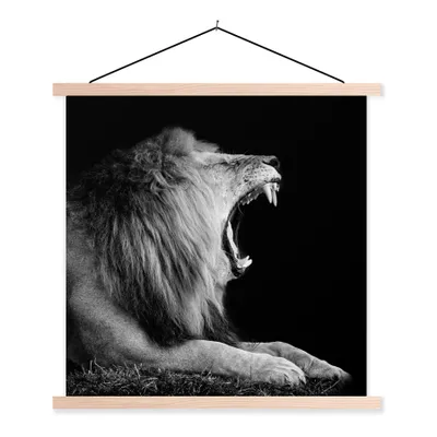 Produktbild von MuchoWow® Textilposter Löwe - Wildtiere - Gras - Schwarz - Weiß 40x40 cm mit holzfarbenen Rahmen - Posterleiste