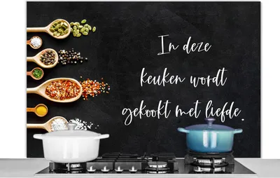 Produktbild von KitchenYeah®  Spritzschutz Küche - Küchenrückwand - Wandschutz für Herd und Spüle - Zitate - Küche - Sprichwörter - In dieser Küche wird mit Liebe gekocht - Liebe 120x80 - Alu-Dibond (Alternative zum