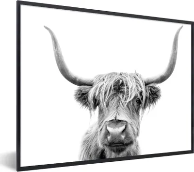 Produktbild von MuchoWow® Gerahmtes Poster Schottischer Highlander - Kuh - Schwarz - Weiß 80x60 cm - Poster mit Schwarzem Bilderrahmen Wandposter Rahmen Foto Bilder - Schwarzem - Mit Gestell
