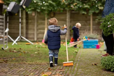 Produktbild von 1 x Kinderbesen mit stabilem Stiel aus Pappelholz. Farbwahl erfolgt zufällig