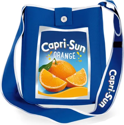 Vorderansicht: blaue Capri-Sun-Tasche „Orange“ mit Druckknopf-Lasche und breitem, verstellbarem Gurt.