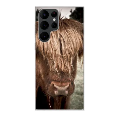 Produktbild von MuchoWow® Handyhülle Schutzhülle Hülle für Samsung Galaxy S22 Ultra Schottischer Highlander - Baum - Gras Silikon Softcase Handy Hülle - Abbildung