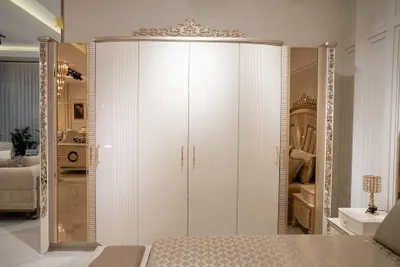 Immagine prodotto di Armadio in legno beige, moderno ed elegante