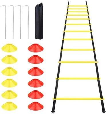 Zdjęcie produktu dla Zestaw treningowy Unyqoos® do ćwiczeń koordynacji i piłki nożnej – 6-metrowa drabina, 12 regulowanych szczebli, 12 pachołków (6 żółtych/6 pomarańczowych), 4 stalowe tyczki, torba transportowa, materiał: PP/nylon
