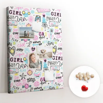 Obrázek produktu pro Korková nástěnka s kolíčky - Tabule s kolíky pro fotografie a poznámky - 70x100 cm - Připínáčky dřevěné 100 kusů - Dětský vzor