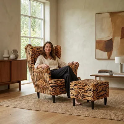 Produktbild von Ohrensessel mit Hocker ARI Print – skandinavisches Set mit Muster, Velours Orange, Family Meble, KI-generiertes Bild