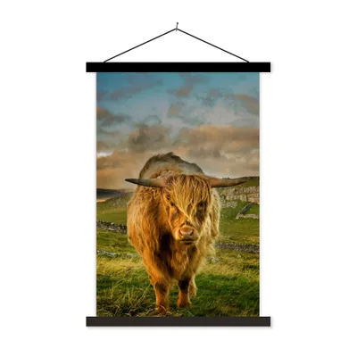 Produktbild von MuchoWow® Textilposter Schottischer Highlander - Gras - Berg 60x90 cm mit schwarzem Rahmen - Poster Wohnzimmer