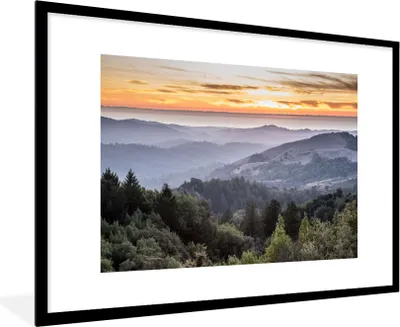 Produktbild von MuchoWow® Gerahmtes Poster Berge - Sonne - Wald - Landschaft 90x60 cm - Poster mit Schwarzem Bilderrahmen Wandposter Rahmen Foto Bilder - Wanddekoration - Fotos