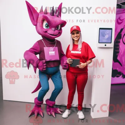 Imagen del producto de Disfraz REDBROKOLY de mascota Magenta Chupacabra vestido con jeans Mom y relojes inteligentes
