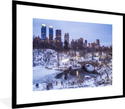 Produktbild von MuchoWow® Gerahmtes Poster New York - Central Park - Winter 80x60 cm - Poster mit Schwarzem Bilderrahmen Wandposter Rahmen Foto Bilder - Schlafzimmer-Dekorationen - Fotoposter