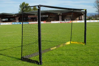 Produktbild von Fußballtor aus Stahl - 4 x 2 m - Schwarz - Bodenverankerung und Transporttasche inkl.