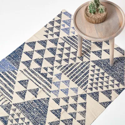 Obrázek produktu pro HOMESCAPES Bavlněný koberec Delphi s geometrickým vzorem v modrobílé barvě, 120 x 170 cm