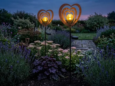 Produktbild von 2er Set LED Solar Gartenstecker mit Herzen aus Metall in Rostoptik, Höhe 82cm