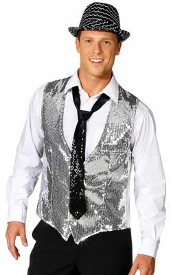 Herr trägt eine silberne Paillettenweste mit weißem Hemd, schwarzer Krawatte und Hut als Charleston- und Show-Outfit.